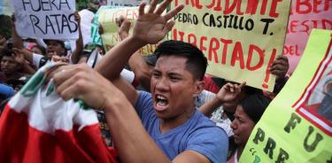 Seguidores de Castillo protestan contra su encarcelamiento en Lima