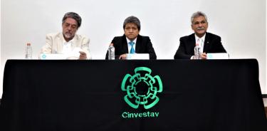 Alberto Sánchez estuvo acompañado por el Subsecretario de la SEP, Luciano Concheiro (izq) y por el exdirector José Mustre.