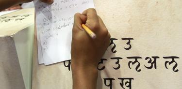 Un joven traduce un texto en sanscrito Archivo.