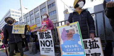 Manifestantes protestan contra el aumento radical del presupuesto militar japonés, este viernes 16 de diciembre de 2022 en Tokio.