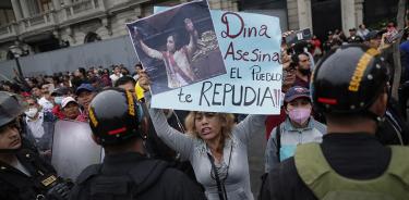 Manifestantes protestan este viernes 16 de diciembre de 2022 en Lima contra el gobierno interino de Dina Boluarte.