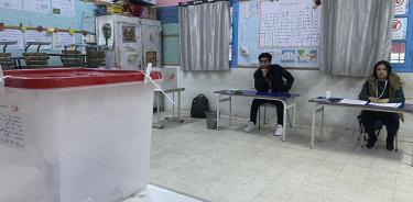 Colegios electorales vacíos en Túnez capital este sábado 17 de diciembre de 2022 poco antes de la hora de cerrar, a las 5 de la tarde.