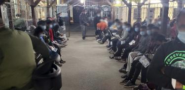 Migrantes piden asilo en EU mientras permanecen en un centro de detención de inmigrantes el lunes 12 de diciembre en la ciudad fronteriza de El Paso, Texas.