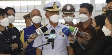 El jefe de la Marina de Tailandia, Choengchai Chomchoengpaet, habla con la prensa tras el accidente, este lunes 19 de diciembre de 2022 en la región de Prachuap Khiri Khan.