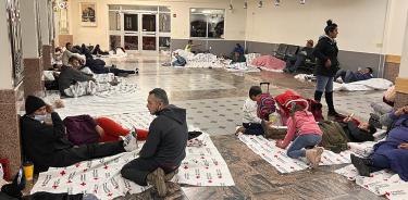 Migrantes se refugian y duermen en el aeropuerto de El Paso, Texas, este lunes 19 de diciembre de 2022.