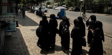 Mujeres salen del campus de la Universidad de Kabul, Afganistán, en agosto de 2022.
