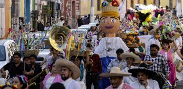 Un grupo de danza folclórica se presenta hoy durante la apertura de la Fiesta Vieja de Atlixco, en el estado de Puebla.