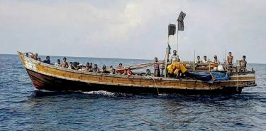 Refugiados rohinyás navegan a bordo de una embarcación de madera, en una imagen de archivo.