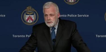 El sargento Terry Browne, de la policía de Toronto, habla a los medios sobre el caso del asesinato de un hombre sin hogar a manos de ocho niñas, este miércoles 21 de diciembre de 2022.