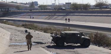 Un soldado de la Guardia Nacional de EU patrulla este miércoles 21 de diciembre de 2022 en la valla fronteriza de El Paso, Texas, frente a Ciudad Juárez, México.
