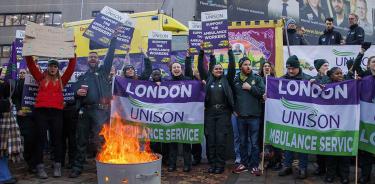 Operadores de ambulancias protestan durante la huelga sanitaria en Reino Unido, este miércoles 21 de diciembre de 2022 en Londres.