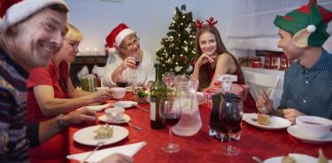 En la cena navideña o de año nuevo, para evitar esos kilos de más, con los que se inicia el año, hay que comer cuidando las porciones de los alimentos, vigilando además sus contenidos de azúcares o grasas