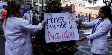 Médicos residentes frente a Torre de Pemex