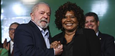 Luiz Inácio Lula da Silva, posa con la designada ministra de Cultura, Margareth Menezes, durante la presentación de sus ministros, el 22 de diciembre de 2022 en Brasilia.