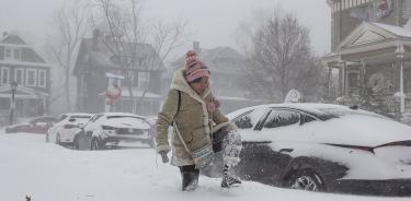 Jessica Chan, habitante de Búfalo, Nueva York, se esfuerza por caminar en medio de una fuerte nevada, este sábado 24 de diciembre de 2022.