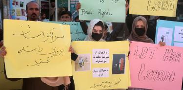Refugiadas afganas protestan en Quetta, Pakistán, contra la decisión de los talibanes de prohibir el acceso de las mujeres a la universidad en Afganistán, el 24 de diciembre de 2022.