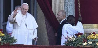 El papa Francisco saluda a fieles congregados este domingo 25 de diciembre de 2022, Navidad, en la Plaza de San Pedro del Vaticano.