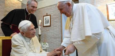 El papa Francisco saluda a Benedicto XVI, en presencia de su ayudante, el cardenal, Georg Gaenswein, antes de una reunión en julio con los nuevos cardenales recién nombrados, que elegirán al futuro próximo Papa