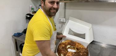 El gerente de la panadería ‘La esencia’ de Mairena del Aljarafe (Sevilla), Javier González, muestra  su ‘Roscón de Yucatán’.