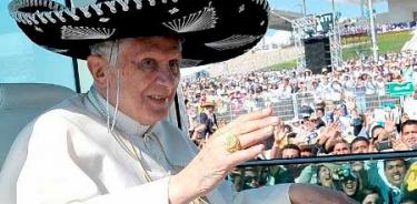 El Papa Benedicto XVI visitó México en 2012 y le conmovió la fe del pueblo, que lo encendió públicamente y se dejó querer y abrazar por la gente.