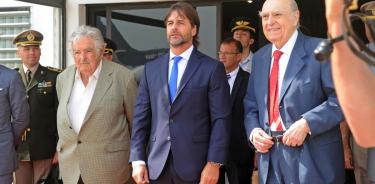 El presidente de Uruguay, Lacalle Pou, asisitó a la ceremonia con los expresidentes José Mujica y Ricardo Sanguinetti