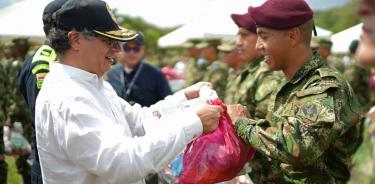 El presidente de Colombia, Gustavo Petro, entrega un regalo navideño a un soldado en la locidad de Saravena