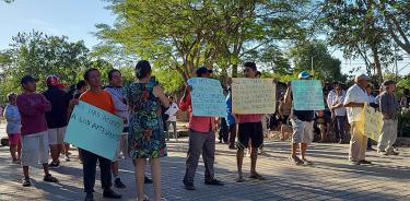 Grupos de campesinos bloquean una carretera de acceso a la zona arqueológica de Chichén Itzá.