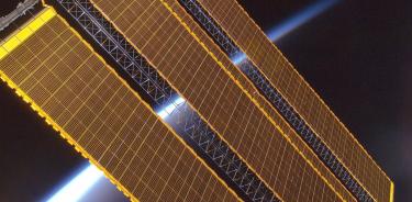 Paneles solares en el espacio.