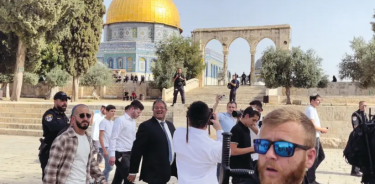 El ministro de Seguridad Nacional Israelí, Ben Gvir, pasea frente al Domo de la Roca, en la Explanada de las Mezquitas de Jerusalén, tercer lugar sagrado para los musulmanes