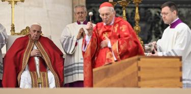 El papa Francisco ante el féretro de ciprés con los restos del papa emérito Benedicto XVI, en la basílica de San Pedro