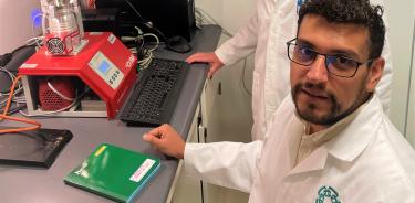 El doctorante Raúl Alcalde desarrolló el nuevo equipo pensando en hacer más accesibles los estudios de monitoreo ambiental y de sistemas biológicos.