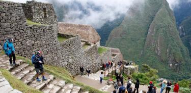 Machu Picchu, en Perú, es un sitio frágil que se destruye día a día por la sobrecarga de los turistas que caminan sobre escalinatas y pisos originales: Ricardo Morales Gamarra.