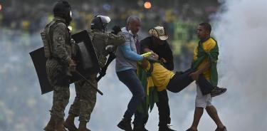 Policías llevan arrestado a bolsonarista que participó en el asalto a la sede de los tres poderes en Brasilia