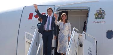 Justin Trudeau y su esposa Sophie Grégoire arriban al Aeropuerto Internacional Felipe Ángeles.