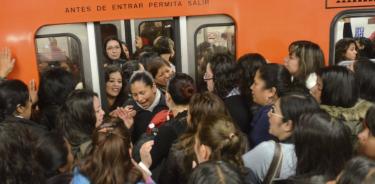 Los usuarios del Metro en hora pico