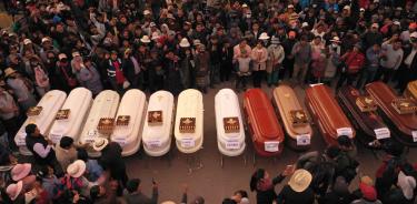 Fotografía de ataúdes vacíos mientras forman una fila junto a los familiares y pobladores autoconvocados a la espera de la entrega de los cuerpos de los fallecidos