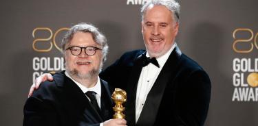 Guillermo del Toro y Mark Gustafson presumiendo su premio a Mejor Película Animada por Pinocchio