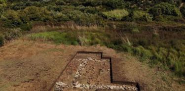 El famoso santuario antiguo se sospecha desde hace tiempo en la llanura situada bajo la antigua fortaleza de Samikon, que domina el paisaje desde lejos en la cima de una colina al norte de la laguna de Kaiafa, en la costa occidental del Peloponeso.