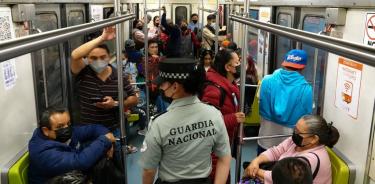 Elementos de la Guardia Nacional durante su vigilancia dentro de los vagones del Metro/CUARTOSCURO/