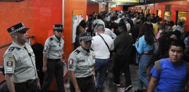 Elementos de la Guardia Nacional durante sus labores de vigilancia en el Metro/CUARTOSCURO/