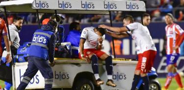 Con lágrimas en los ojos, el delantero de Chivas abandona el campo por lesión.