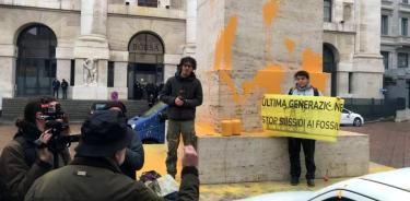 El grupo ecologista italiano 'Ultima Generazione' arroja pintura a una escultura de Milán.
