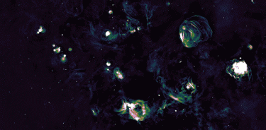 Esta imagen muestra una gran porción de nuestra Galaxia, de unos 6-7 grados o 12-14 lunas llenas de longitud.