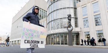 Mexicano se manifesta frente a la sede del tribunal donde comenzó el proceso de selección del jurado que va a juzgar a García Luna