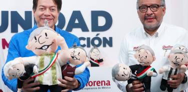 Mario Delgado, líder nacional de Morena (izq.), con los muñecos 'amlitos'.