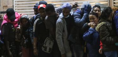 Migrantes esperan a las afueras de migración su proceso de estancia