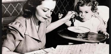 Una de las compositoras que se encuentran en el mapa: Elinor Remick Warren, dando de comer a su hija mientras trabaja.