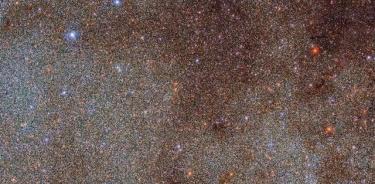 Esta imagen, rebosante de estrellas y nubes de polvo oscuro, es un pequeño extracto -un mero pinchazo- del estudio completo Dark Energy Camera Plane Survey (DECaPS2) de la Vía Láctea.