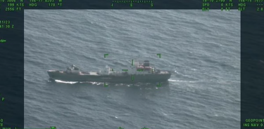 El supuesto barco espía ruso fue capturado en vídeo circulando cerca de Honululu.