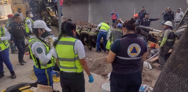 Servicios de emergencia trabajan en la zona de Río San Joaquín tras el derrumbe en las obras de drenaje del Sacmex.